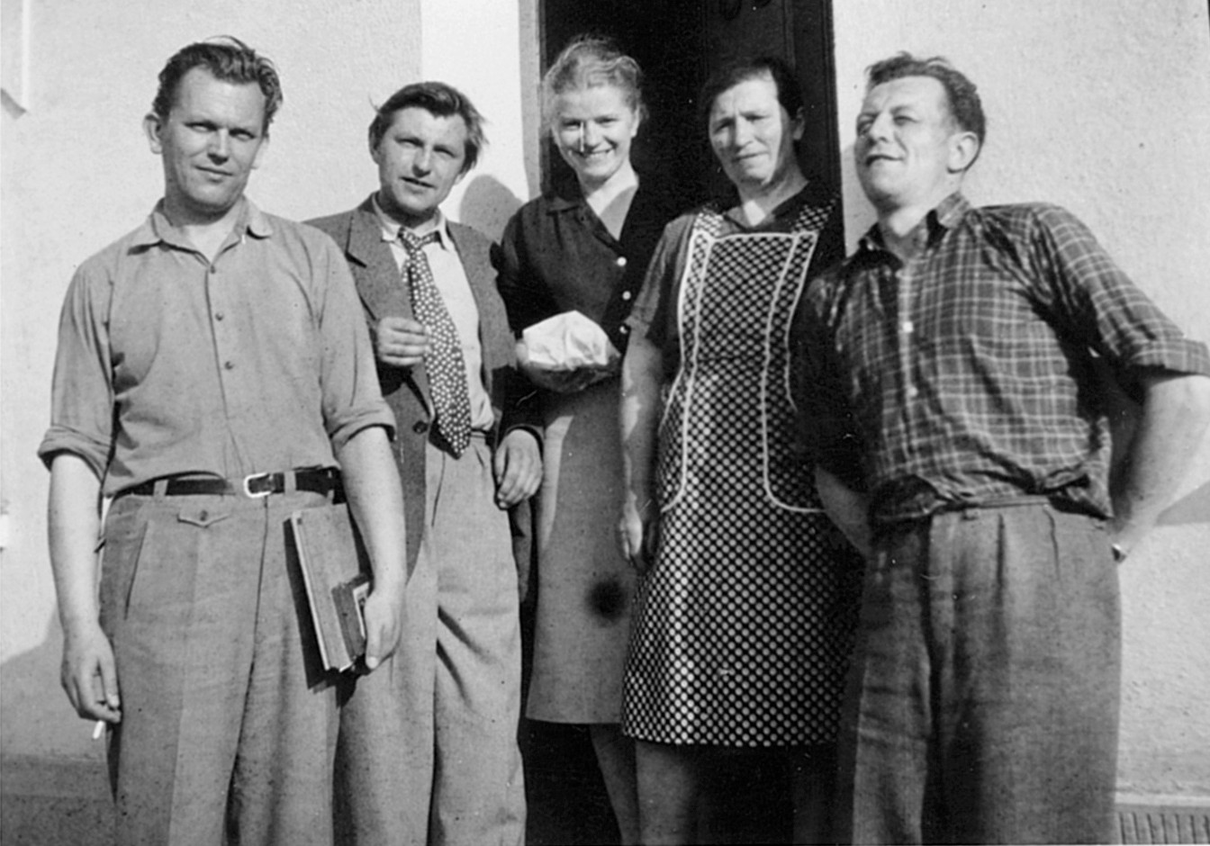 Výtvarník Jaroslav V. Staněk, režisér Miroslav Zéda a herečka Marie Šamlotová-Šebestová s rodinou