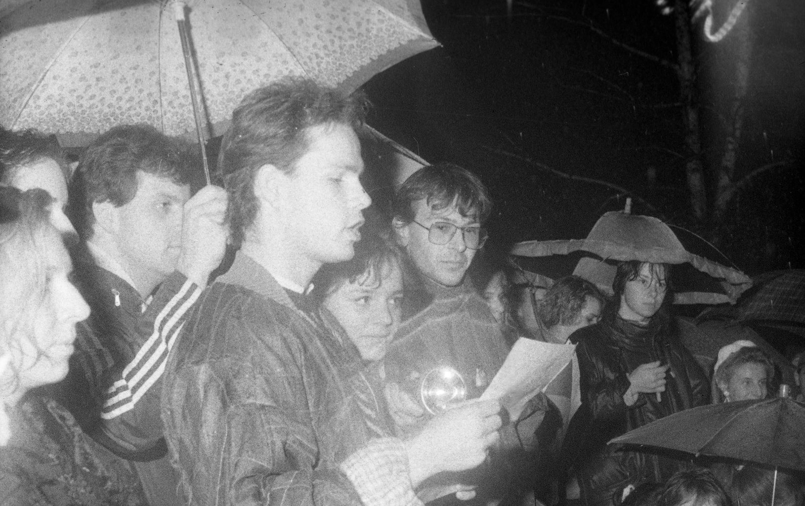 21. listopadu 1989 vystoupili divadelníci na první protestní demonstraci u Morového sloupu na dnešním Mariánském náměstí. Jaroslav Fojta, Robert Bellan a Monika Horká