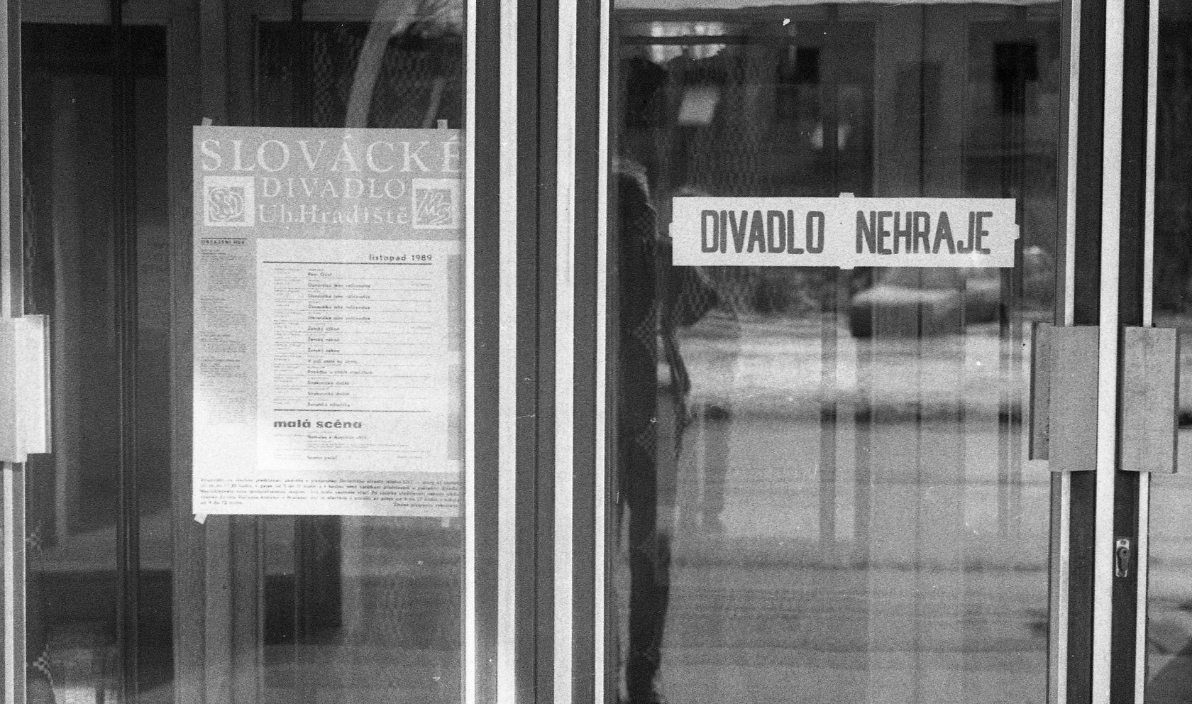 Slovácké divadlo vstoupilo do protestní stávky 20. listopadu 1989. Soubor sice odjel na zájezdové představení pro školy do Prostějova, ale odmítl tam hrát. Úřady zapečetily Slovácké divadlo