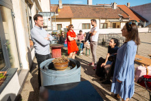 Ošklivec - zahajovací zkouška_terasa Malé scény a na ní zachycený rozhovor uměleckého šéfa Lukáše Kopeckého s dramaturgyní Ivou Šulajovou_foto: Kuba Jíra